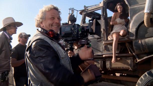 George Miller dirigiendo en el set de 'Mad Max: Fury Road' | Foto: thr.com