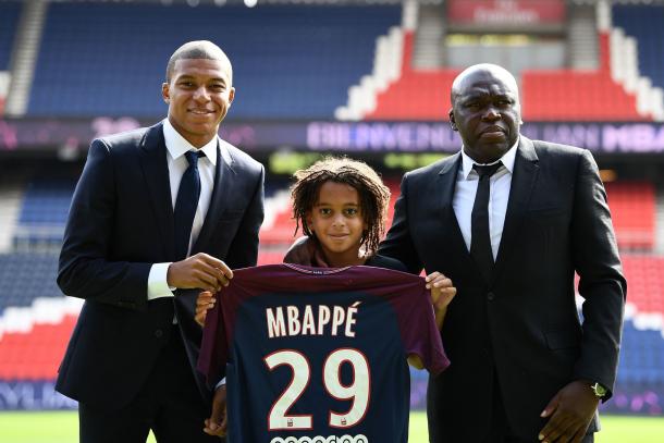 Mbappé en su presentación con la familia (Foto: AFP)