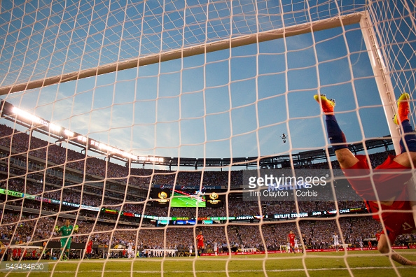 Medel choca con el poste salvando una ocasión de Argentina. Foto: Getty Images