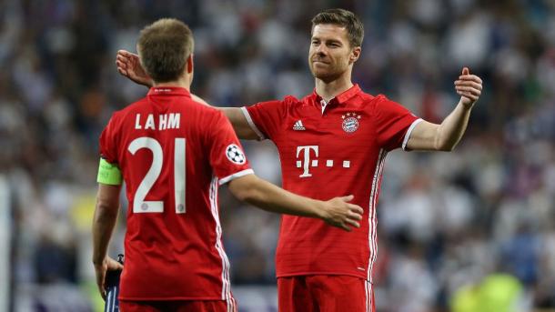 Lahm y Xabi Alonso se abrazan en su último partido | Foto: FC Bayern
