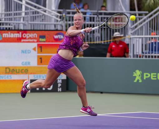 Bertens out-hitting Kerber in the first set | Photo courtesy of: Eric Lesser/EPA