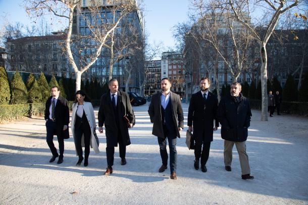Santiago Abascal junto a miembros de su partido. Fuente: Cuenta oficial de Vox (@vox.espana).