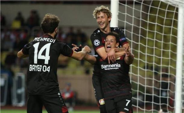 Mehmedi, Kiessling y Chicharito celebrando el gol del Leverkusen (Foto Getty Images)