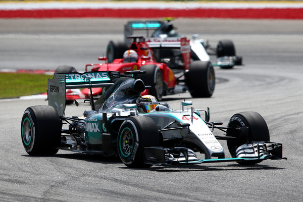 Lewis Hamilton rueda en cabeza al inicio de la carrera | Foto: zimbio.com