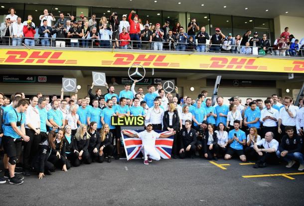 Equipe Mercedes comemorando o título de Hamilton em 2019 (Foto: Reprodução/F1)
