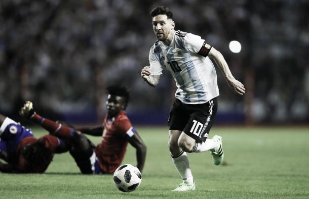 Leo Messi conduce el balón en el último amistoso de Argentina frente a Haití / Fuente: La Liga