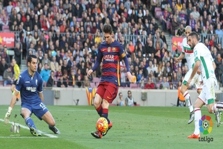 Messi frente a Andrés Fernández en el duelo de la temporada pasada. (Foto: LFP)