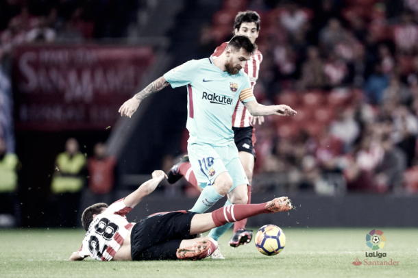 Leo Messi disputa un balón con Iñigo Córdoba en San Mames / Foto: LaLiga