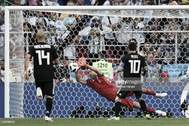 Halldorsson detiene el lanzamiento de penalti de Leo Messi / Fuente: Getty Images