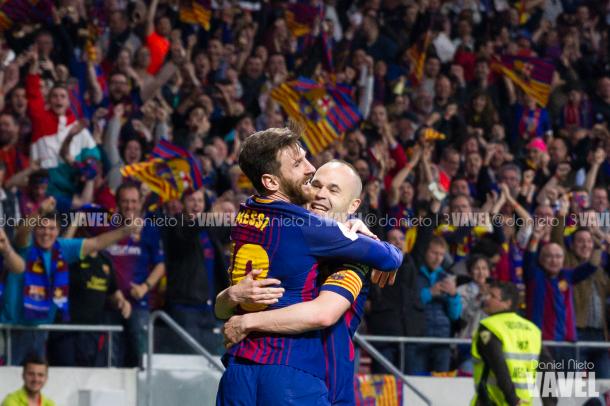 Iniesta y Messi celebrando el gol del centrocampista azulgrana / Foto: Daniel Nieto (VAVEL.com)