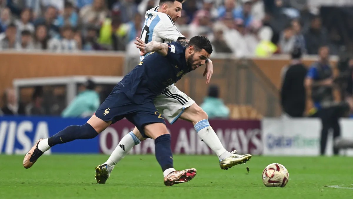 Theo Hernández disputando un balón frente a Messi / Fuente: Marca