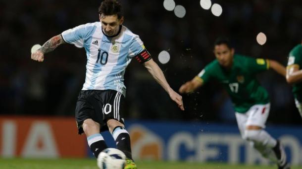 Leo Messi, in azione durante un penalty contro la Bolivia - Foto Getty Images