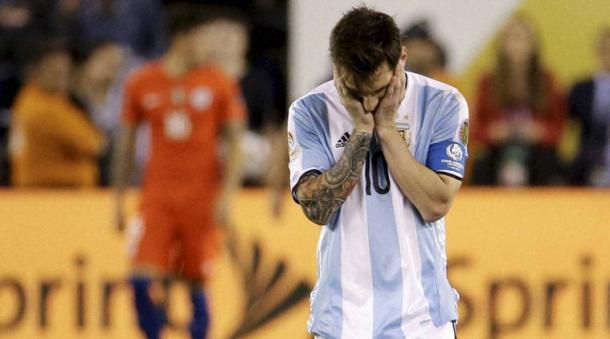 Messi desolado após mais um vice da Argentina (Foto: AP)