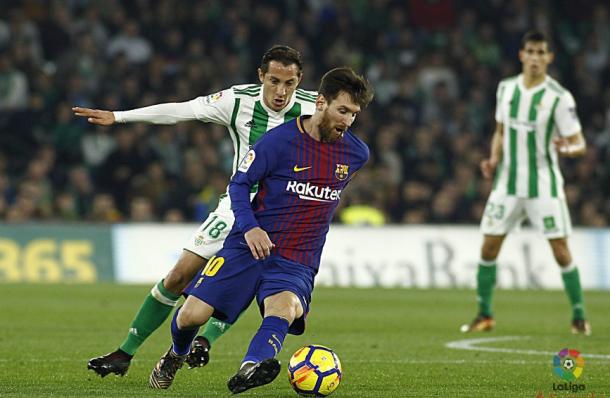 Messi intenta regatear a Guardado. / Foto: LaLiga