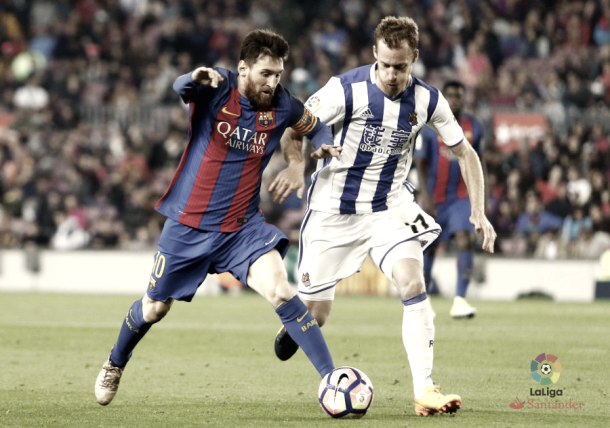 Zurutuza pelea un balón con Messi / Foto vía La Liga