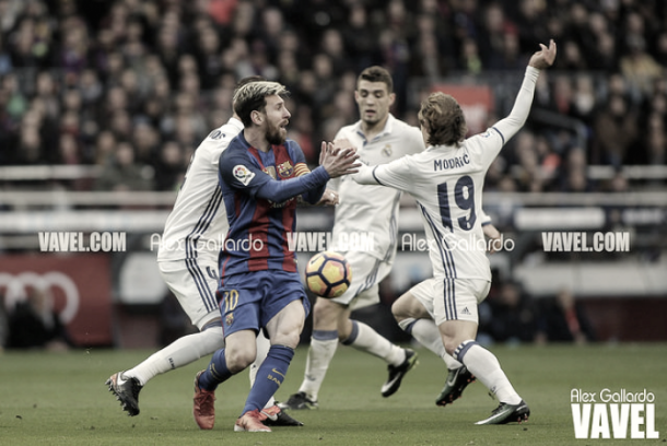 Messi, rodeado por jugadores del Madrid. / Foto: Alex Gallardo, VAVEL