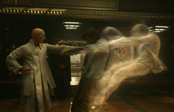 A Anciã (Tilda Swinton) golpeia Stephen Strange em cena do filme