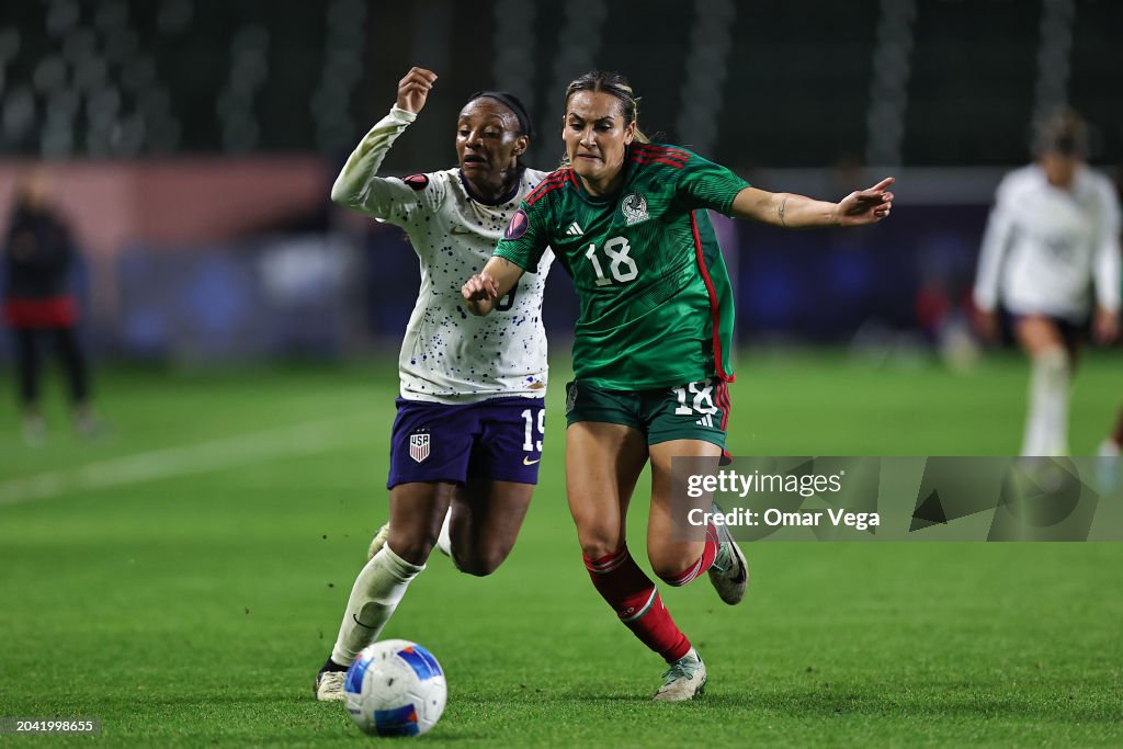 Jasmine Casarez #18 of Mexico moves the ball against Crystal Soubrier #19 of the <strong><a  data-cke-saved-href='https://www.vavel.com/en-us/nfl/2024/02/07/1171573-top-five-super-bowls-of-all-time.html' href='https://www.vavel.com/en-us/nfl/2024/02/07/1171573-top-five-super-bowls-of-all-time.html'>United States</a></strong> during the Group A - 2024 Concacaf W Gold Cup match at Dignity Health Sports Park on February 26, 2024 in Carson, California. (Photo by Omar Vega/Getty Images)