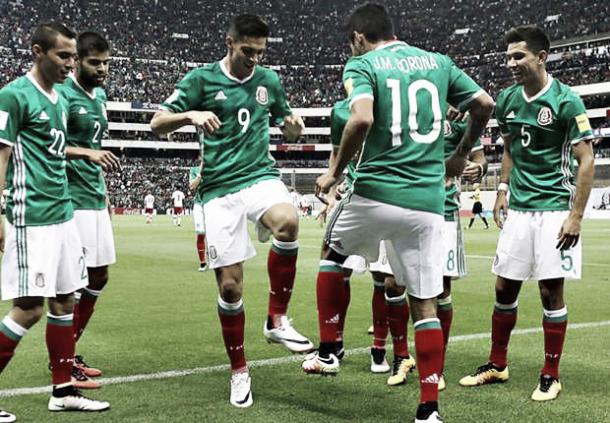 Los jugadores de la selección mexicana celebran un gol