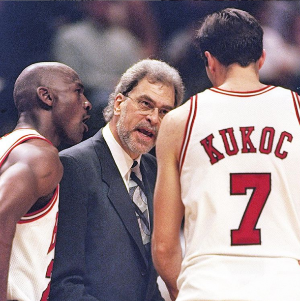 Michael Jordan y Phil Jackson conversan con Toni Kukoc | Foto: NBA