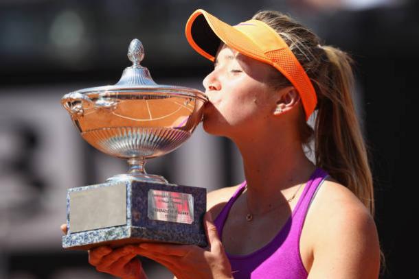 Elina Svitolna holding her fourth title this season. Getty Images/Michael Steele