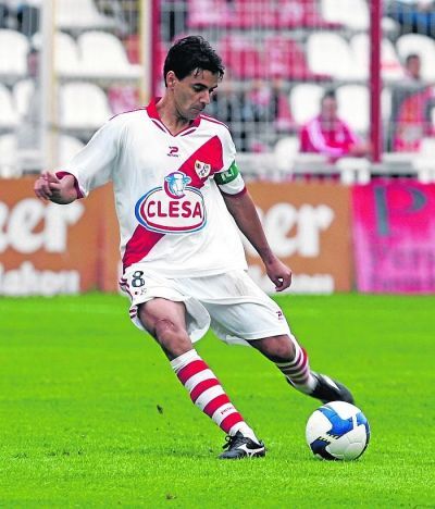 Míchel, durante un partido como capitán. Foto: Rayo Vallecano