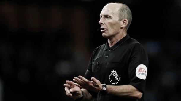 Mike Dean será el árbitro del encuentro | Foto: Premier League