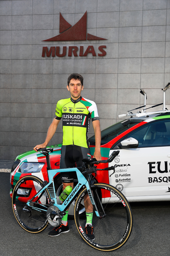 Mikel Iturria posando con el maillot del Murias | Fuente: Murias Taldea