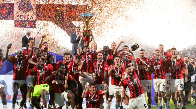El AC Milan levantando el Scudetto en 2022/ eamond.com