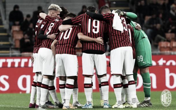 Milan haciendo grupo previo al juego contra la Lazio. Vía Twitter @acmilan