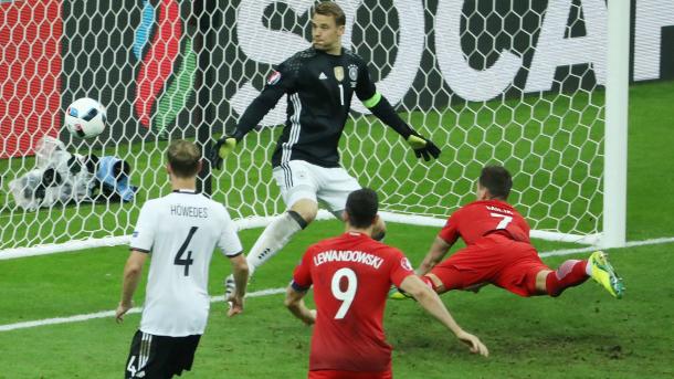 Lewandowski watches on as Milik misses a seemingly easy chance to score | Photo: Getty images