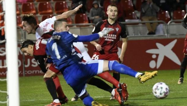 De Jong intenta un remate a portería del Mirandés | Foto: Sevilla FC