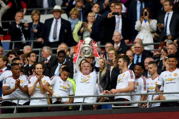 Rooney levanta el trofeo de la FA Cup | Foto: Daily Mirror