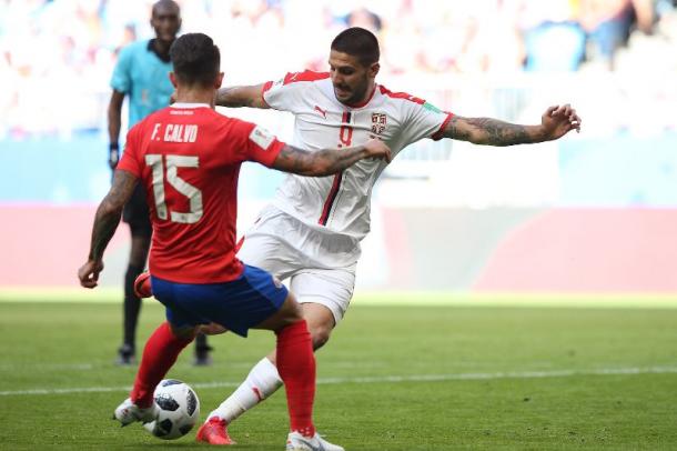 Mitrovic en una jugada contra un jugador de Costa Rica. / Fuente: Federación de Fútbol de Serbia. 