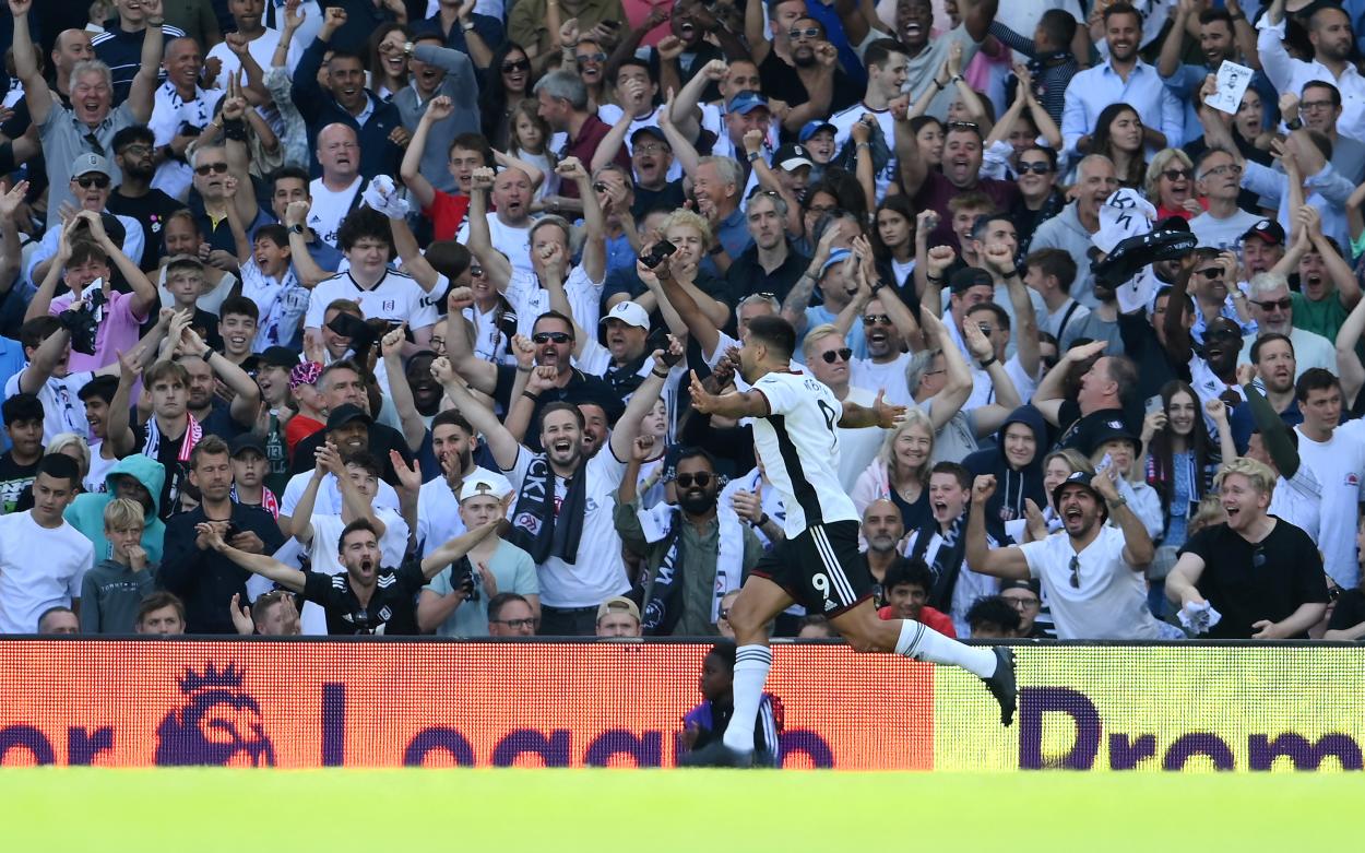 Mitrovic en la celebración de su primer gol / Foto: @premierleague