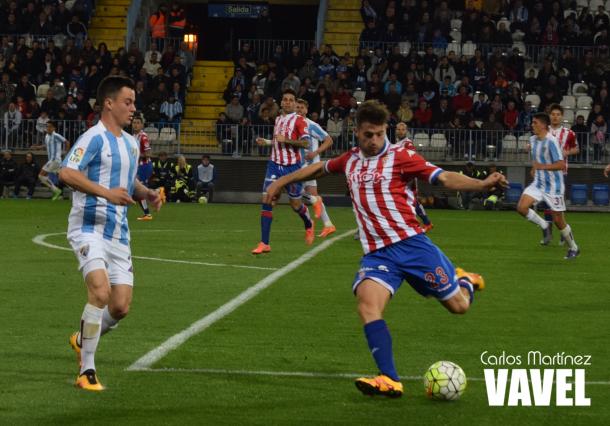 Jony intenta golpear el balón ante la presencia de Juanpi | Carlos Martínez (VAVEL)