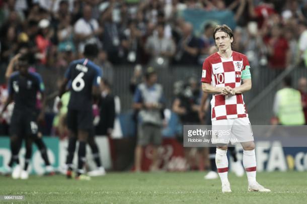 Modric, con la cara desencajada y los franceses celebrando al fondo el 4-1 / Fuente: Getty Images