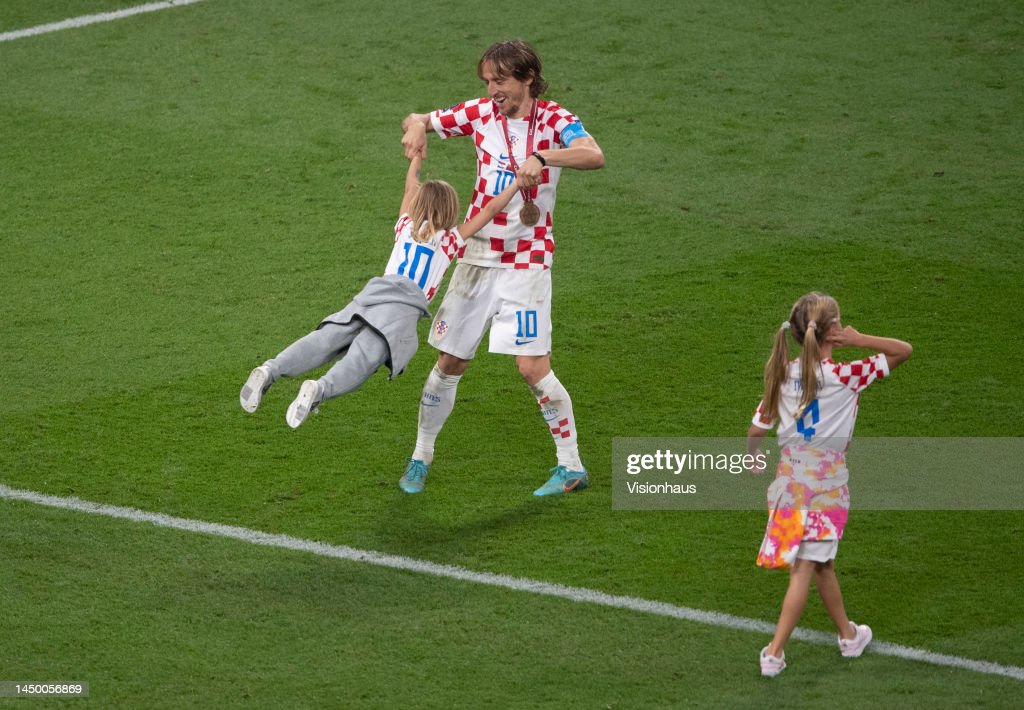 <strong><a href='https://www.vavel.com/en/international-football/2022/12/09/1131714-croatia-1-1-brazil-4-2-pens-post-match-player-ratings.html'>Luka Modric</a></strong> celebrates with his daughters after the full time whistle. Photo by Visionhaus/Getty Images)
