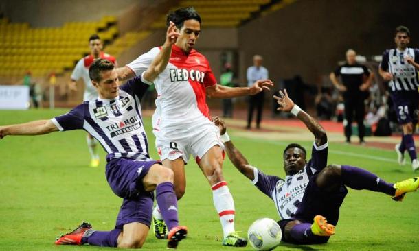 En la fotografía, dos jugadores del Toulouse intentan quitar la pelota a un jugador del AS Mónaco // Fuente: Toulouse