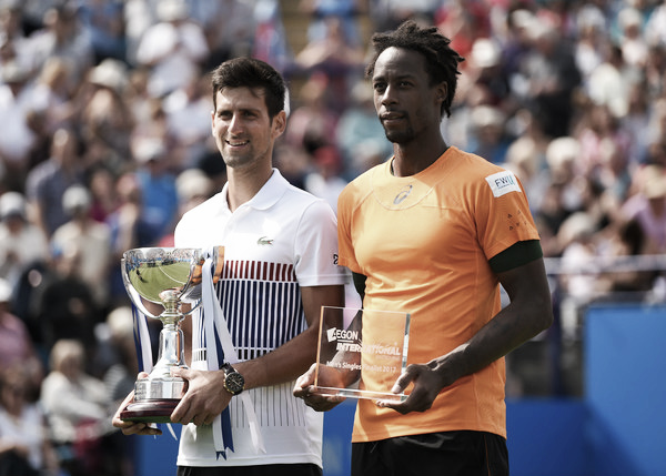 Djokovic y Monfils posan con sus respectivos trofeos de campeón y subcampeón en Eastbourne. Foto: zimbio.com