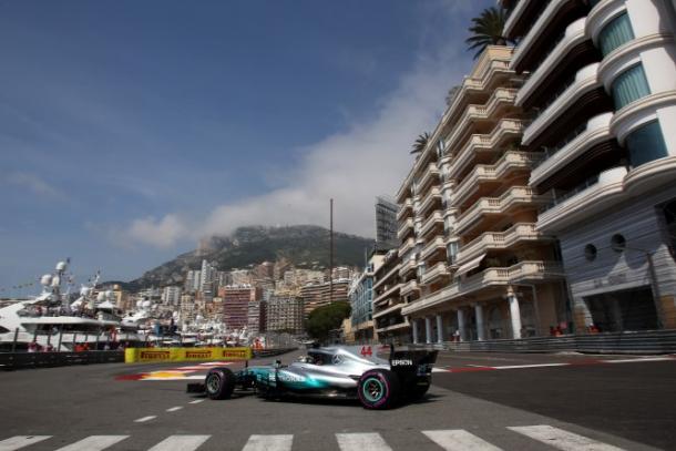 Hamilton in azione sul circuito di Monaco | formulapassion