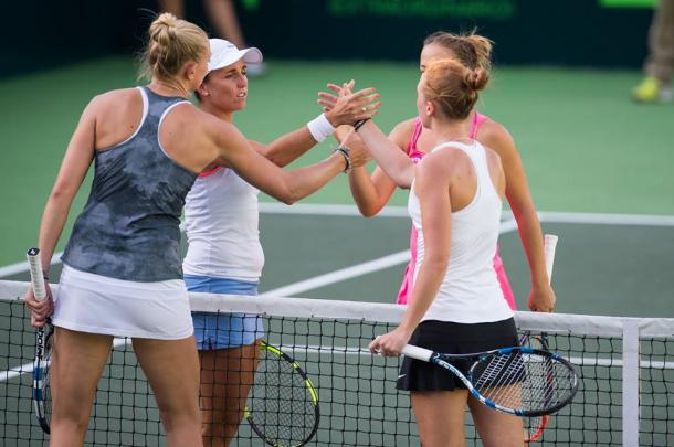 Maria Irigoyen (back left) and Paula Kania shake hands with Jocelyn Rae (front left) and Anna Smith (Photo: Abierto Monterrey)