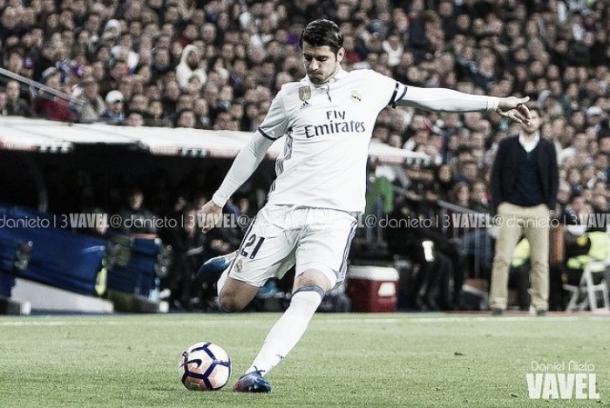 Álvaro Morata golpeando el esférico en el Santiago Bernabéu | Foto: VAVEL