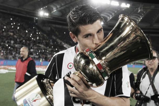 Morata kisses the Coppa Italia trophy | Photo: Bleacherreport.com