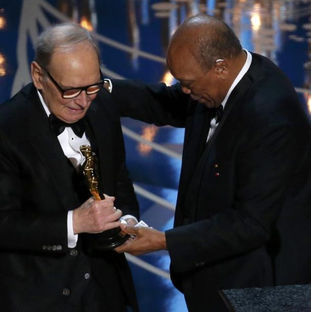 Quincy Jones le entrega el Oscar a Morricone. Reuters