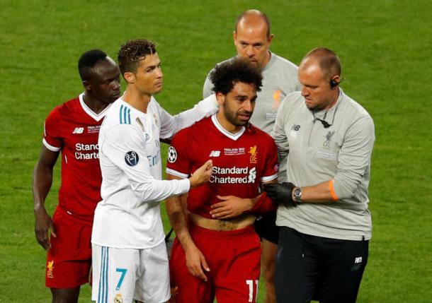 El peor momento para Salah, su hombro no dio para más y debió salir de la cancha. A partir de ahí, todo fue en picada para su Liverpool. (Foto: Reuters)