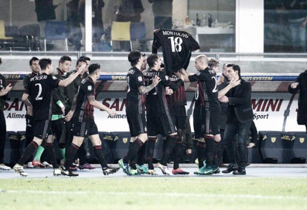 Atletas do Milan erguem camisa de Montolivo durante a comemoração do segundo gol (Foto: Dino Panato/Getty Images)