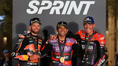 Jorge Martín, junto a Brad Binder y Aleix Espargaró, completaron el primer podio de la carrera al sprint 2024 del Gran Premio de Qatar / Fuente: RTVE.es