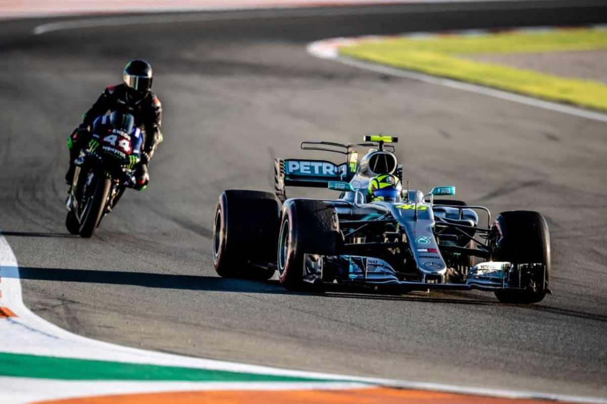 Lewis Hamilton a bordo de la Yamaha del italiano, mientras que Valentino Rossi pilotaba el Mercedes del británico en el Circuito de Ricardo Tormo / Fuente: MundoMotero.com