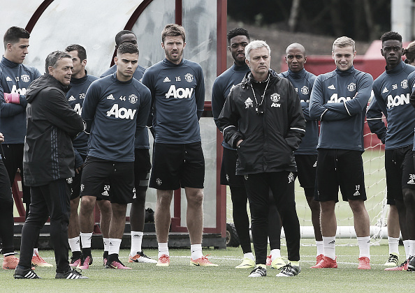 Mourinho alongside his new players on Wednesday | Photo: Matthew Peters/ Manchester United